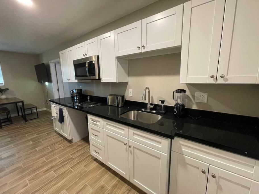 New Stylish Midtown With One Bedroom *