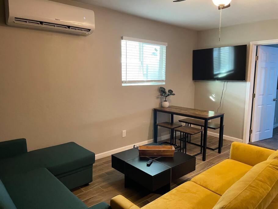 New Stylish Midtown With One Bedroom *